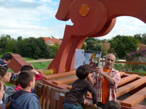 ענת שטיין מ-סטודיו ארמדילו מראיינת את עופר מור, סוס ועגלה, למטבחון של גולדה ענת שטיין מ-סטודיו ארמדילו מראיינת את עופר מור, סוס ועגלה, למטבחון של גולדה