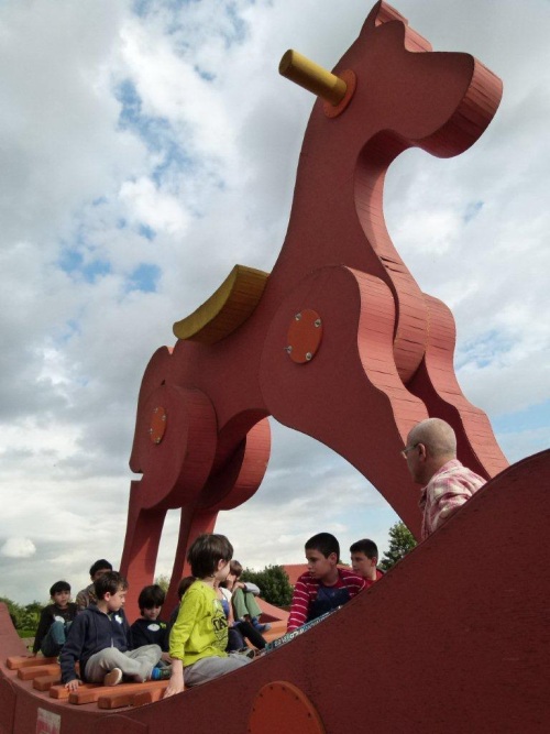 ענת שטיין מ-סטודיו ארמדילו מראיינת את עופר מור, סוס ועגלה, למטבחון של גולדה ענת שטיין מ-סטודיו ארמדילו מראיינת את עופר מור, סוס ועגלה, למטבחון של גולדה