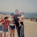 מיכל דליות וארבעת ילדיה